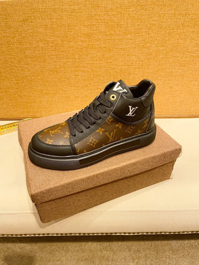 Factory price 460 [LV] Louis Vuitton's latest high-top casual Korean-style men's shoes, brand new autumn and winter design, perfect workmanship, cabinet quality, upper: cowhide material, leather lining; soft and comfortable, rubber outsole super light, wear-resistant, simple, versatile fashion men's shoes, color optional, size 38--44